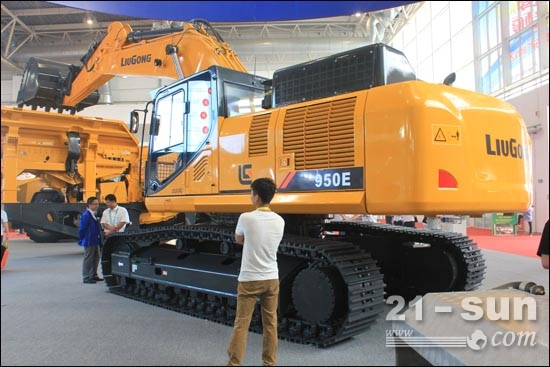 柳工攜六款全新產品精彩亮相BICES 2015--行業(yè)動態(tài)--中國工程機械商貿網